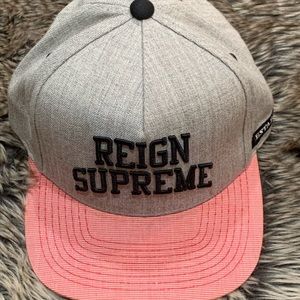 REIGN SUPREME 
CASQUETTE SNAPBACK KING APPAREL -- GREY & ROSE
